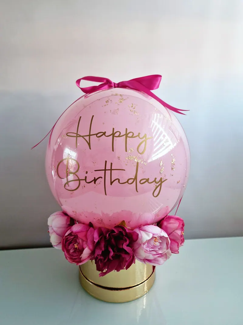 Różowy bukiet balonowy z napisem „Happy Birthday” i piwoniami