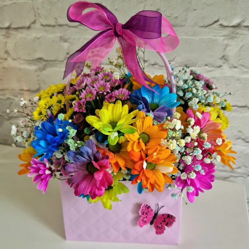 Kolorowy flower box z gerberami i różową kokardą