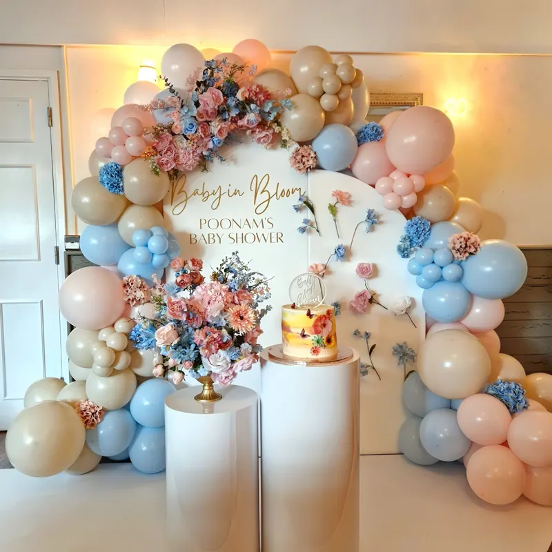 Dekoracja na baby shower „Baby in Bloom” z pastelowymi balonami i kwiatami
