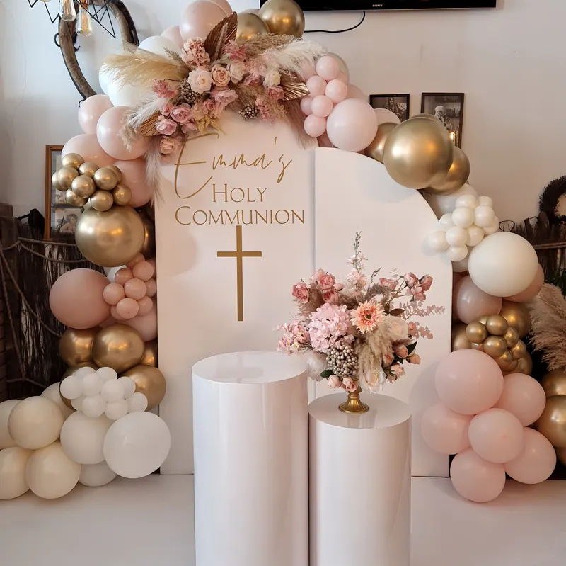 Dekoracja komunijna z różowo-złotą girlandą balonową i personalizowaną tablicą
