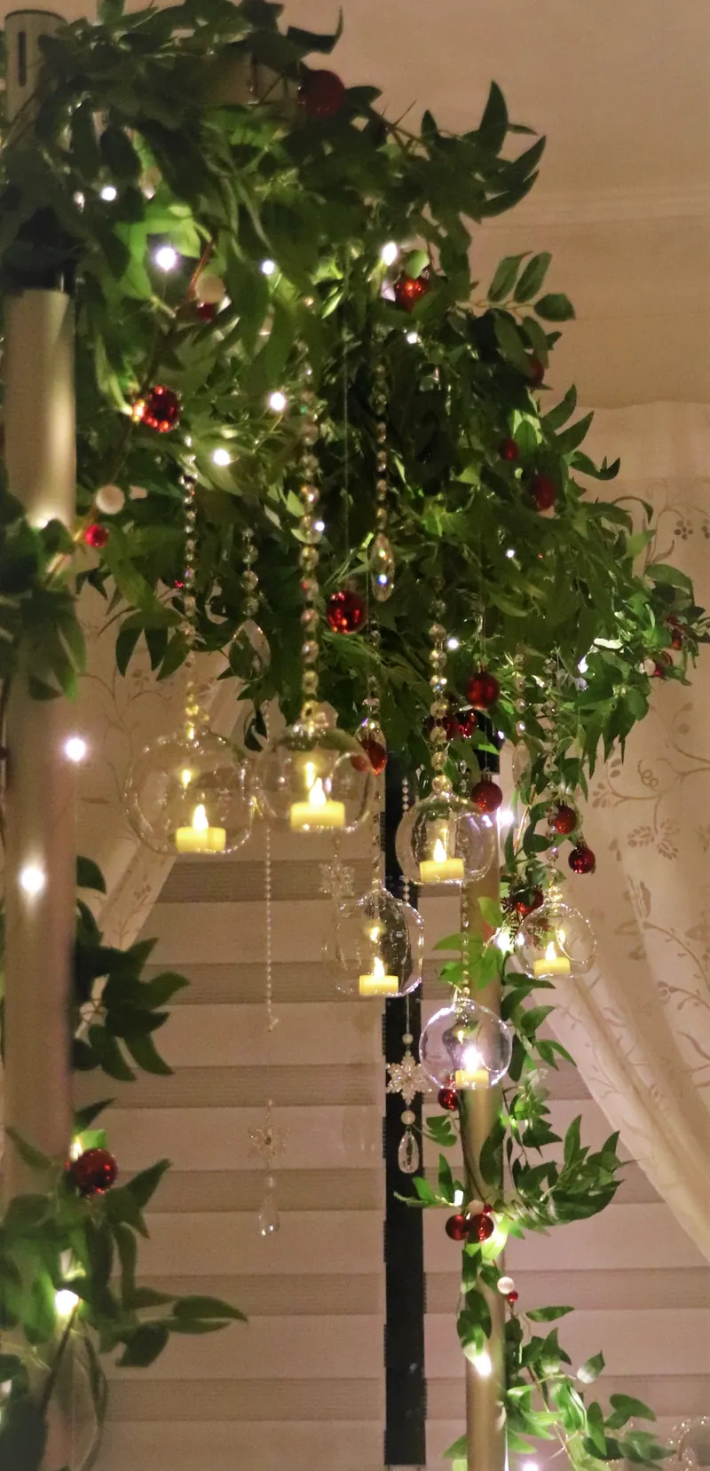 Świetlna girlanda z zieleni i wiszącymi lampionami
