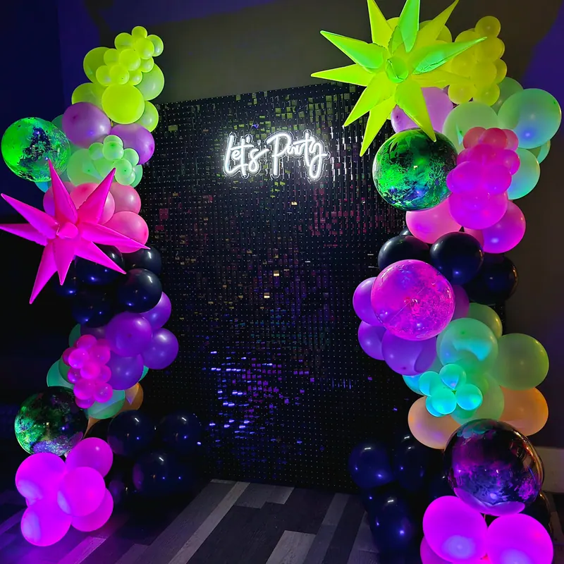 Neonowa dekoracja balonowa z napisem „Let’s Party” na imprezę
