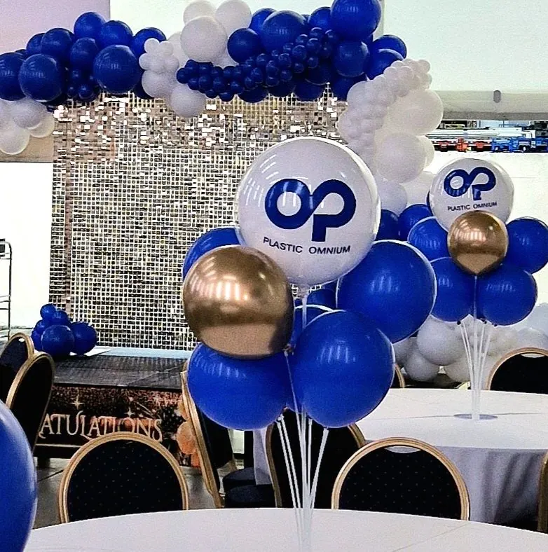 Niebiesko-białe balony z logo firmy na firmowej gali