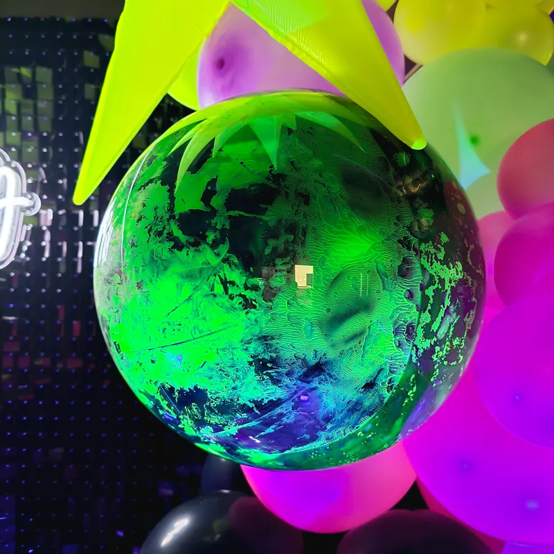 Neonowe balony w zieleni i różu na imprezie