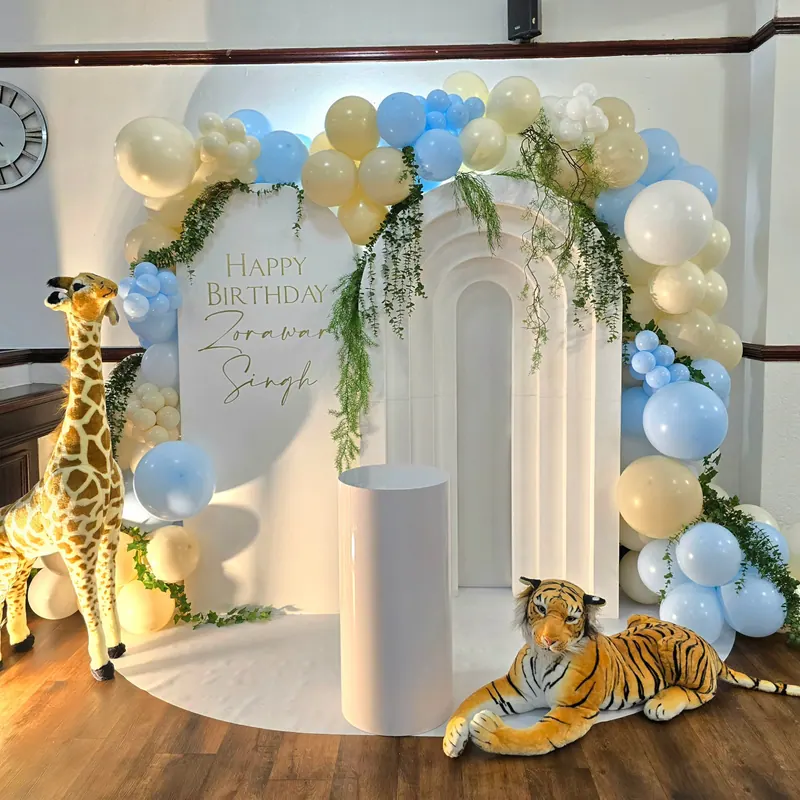Dekoracja urodzinowa z motywem safari w beżowo-błękitnych balonach