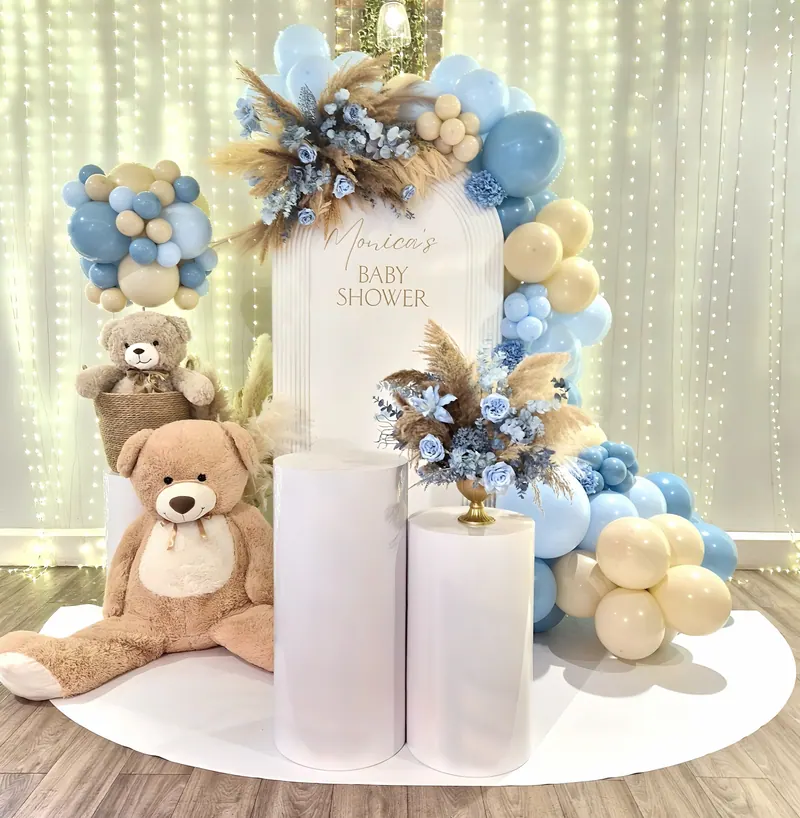 Dekoracja na baby shower z błękitno-beżowymi balonami i pluszowymi misiami