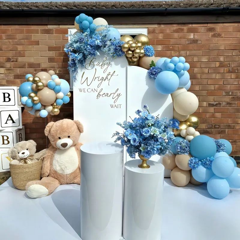 Dekoracja na baby shower z błękitnymi kwiatami, balonami i klockami BABY