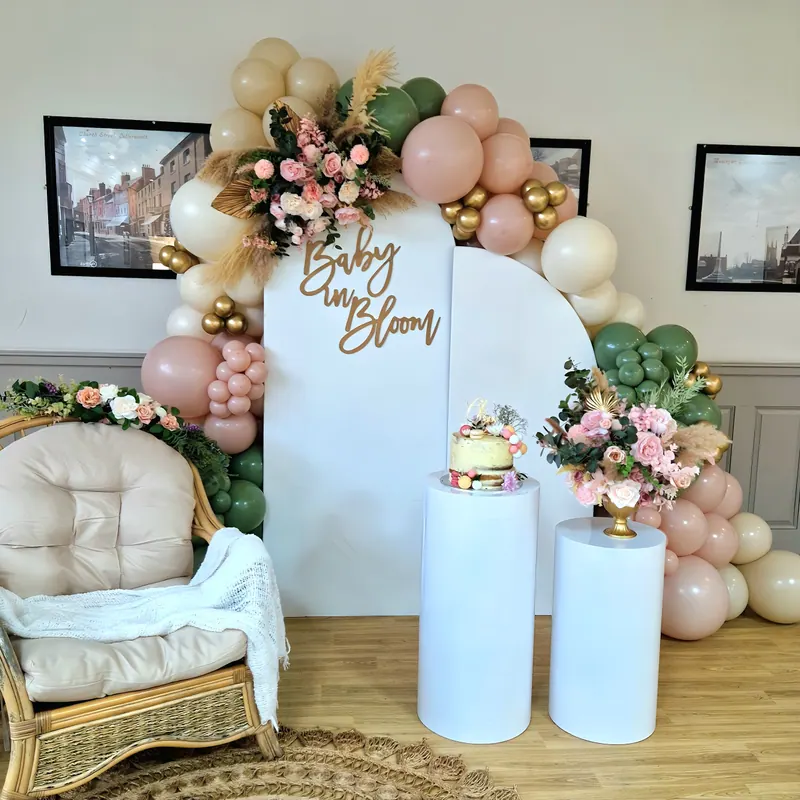 Dekoracja na baby shower „Baby in Bloom” z pudrowymi balonami i kwiatami