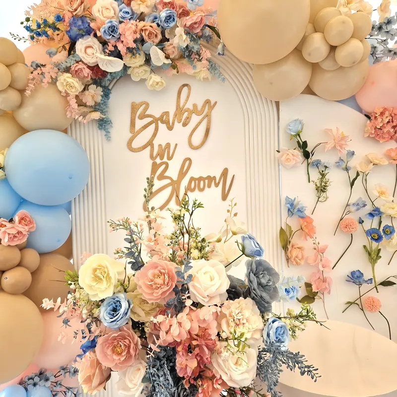 Ścianka „Baby in Bloom” z pastelowymi kwiatami i balonami