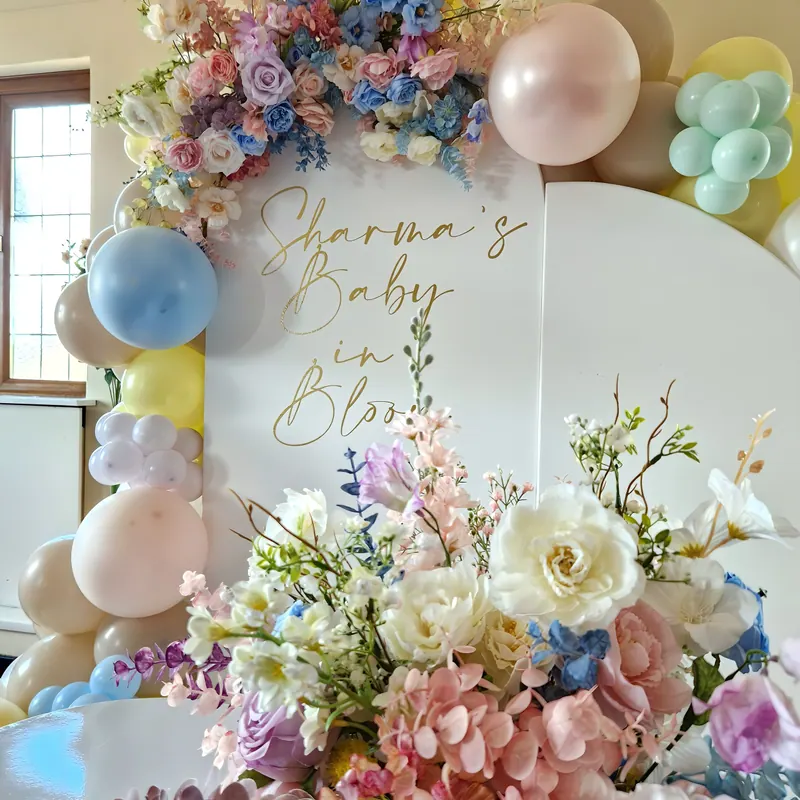 Ścianka „Baby in Bloom” z personalizowanym napisem, kwiatami i balonami