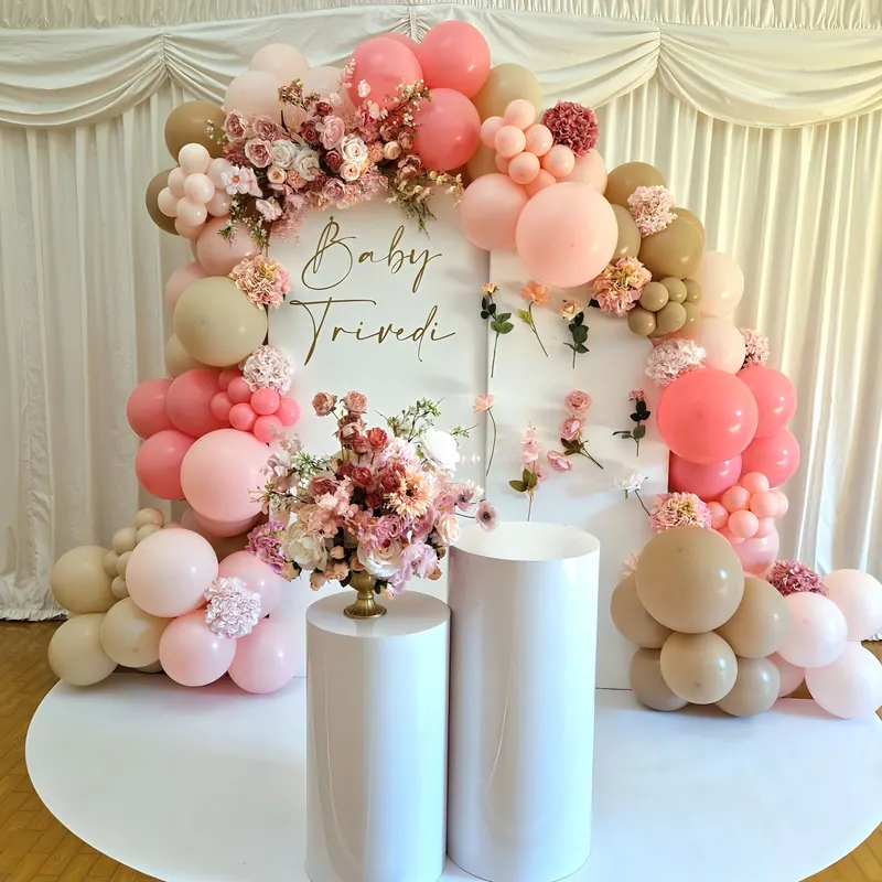 Dekoracja na baby shower z koralowo-różową girlandą balonową