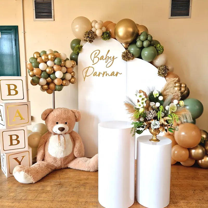 Dekoracja na baby shower z zielono-beżowymi balonami, misiem i klockami BABY
